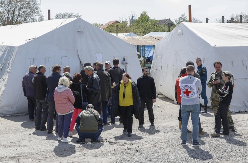 Civilii evacuați de la Azovstal, triați la în „tabăra de filtrare” de la Bezimene