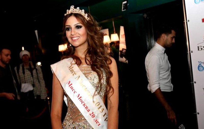Fosta miss Rusia Oksana Voevodina, soția regelui Malaeziei, a devenit mămică pentru prima oară