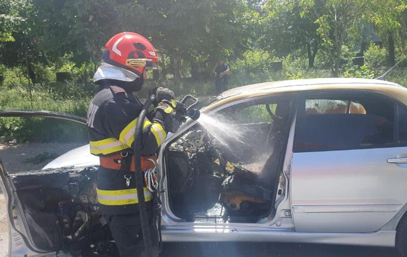 Un bărbat a murit într-o mașină cuprinsă de flăcări într-o parcare din Suceava