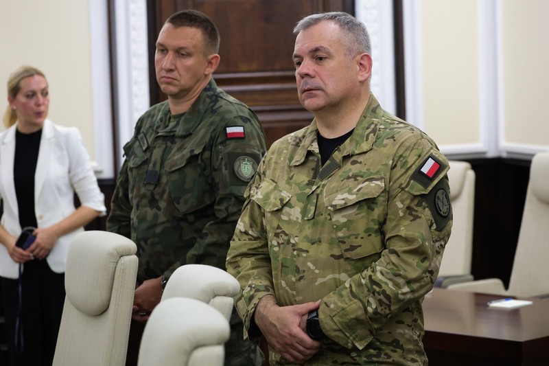 Șeful Statului Major General al Forțelor Armate Poloneze, generalul Wieslaw Kukula (dreapta), la o ședință extraordinară a guvernului la Cancelaria Primului Ministru din Varșovia, Polonia, 10 septembrie 2025, Foto: Profimedia