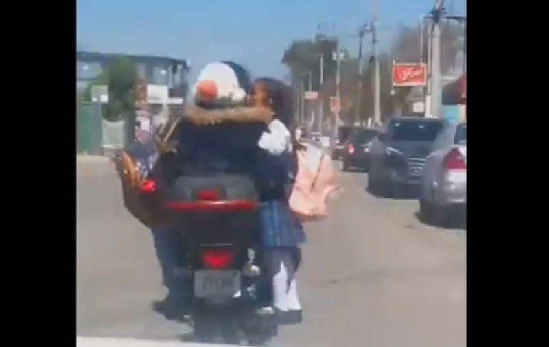 VIDEO | Niște părinți inconștienți și-au pus fetița să stea pe țeava de eșapament a motocicletei în timpul mersului: "Nu faceți niciodată așa ceva!"