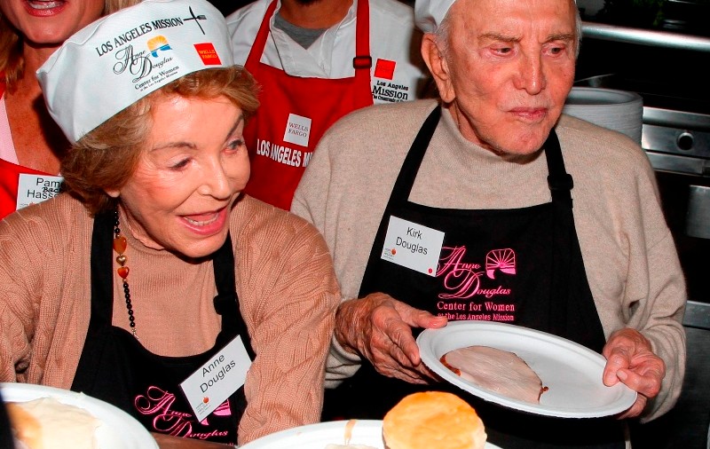 Kirk Douglas a împărţit mâncare săracilor din Los Angeles