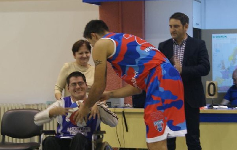 Echipele Steaua şi BC Timişoara, gest special pentru un tânăr aflat în fotoliu rulant