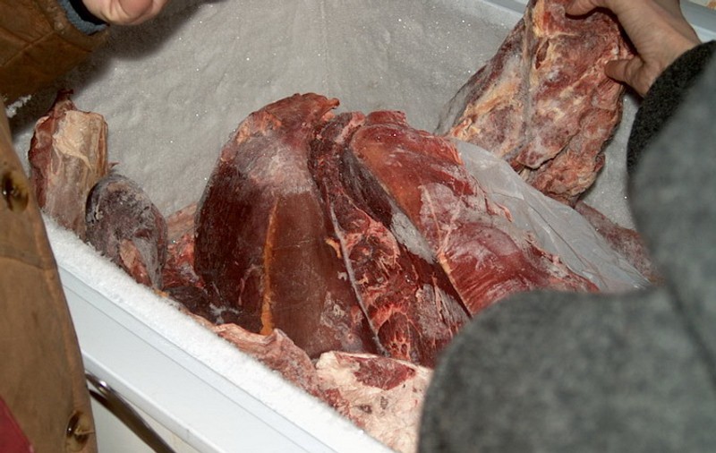 FOCAR DE INFECȚIE! 70 de kilograme de carne stricată, găsită într-un supermarket