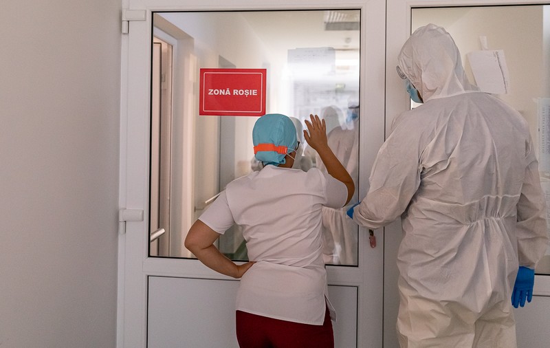 România a depășit 10.000 de cazuri COVID într-o singură zi. Numărul deceselor și al pacienților de la ATI se menține ridicat