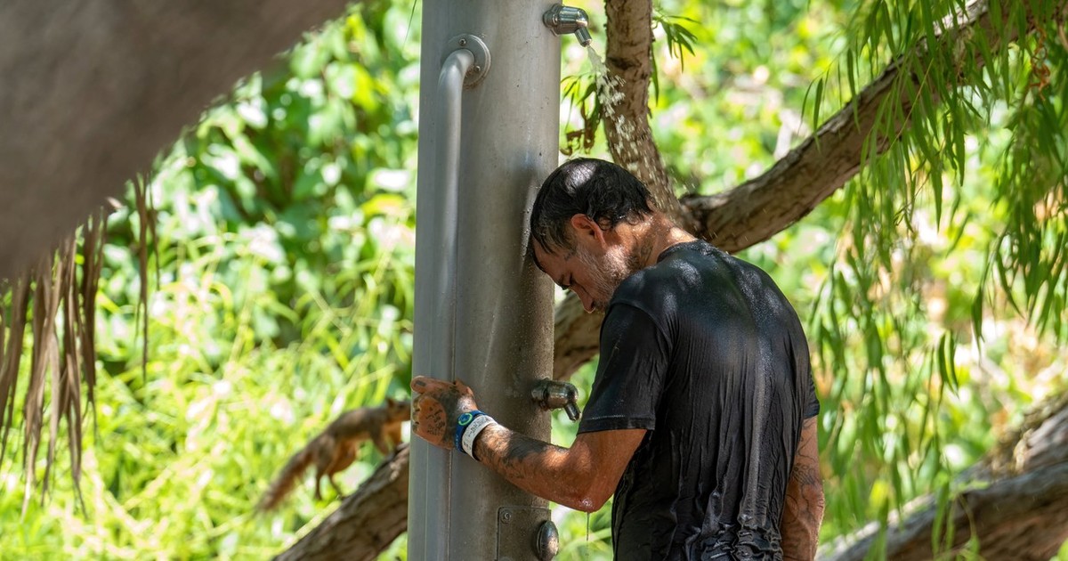 Un bărbat încearcă să se răcorească, la un duș public, în statul american Texas, care a fost lovit în luna iunie de temperaturi extreme Foto: Profimedia
