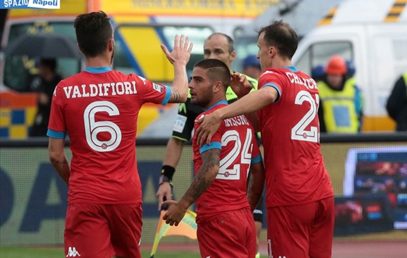 Vlad Chiricheș trăiește sub teroare la Napoli. ^Un coleg de-al tricolorului, jefuit sub amenințarea armei în timpul unei ieșiri cu soția