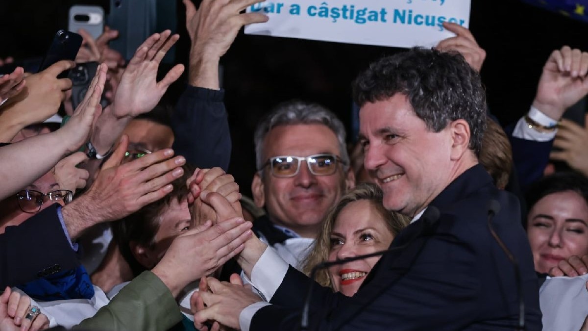 Nicușor Dan salută susținărorii după victorie FOTO Vlad Chirea - Libertatea