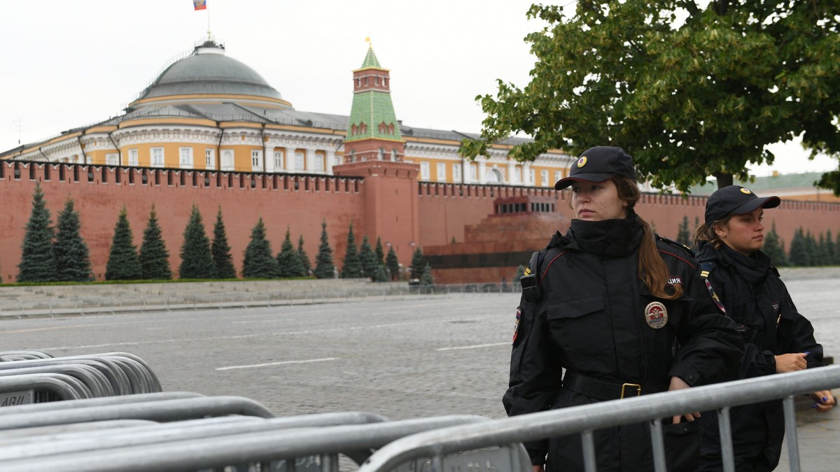 Mai mulți ofițeri de poliție, în Piața Roșie din Moscova Foto: Hepta
