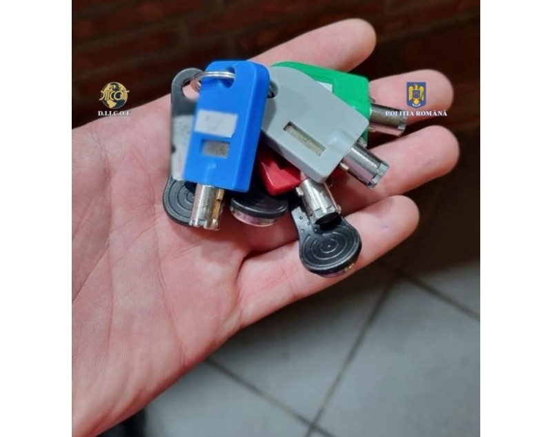 Percheziții în Capitală și alte două județe la o grupare care frauda aparatele de jocuri de noroc din cazinouri