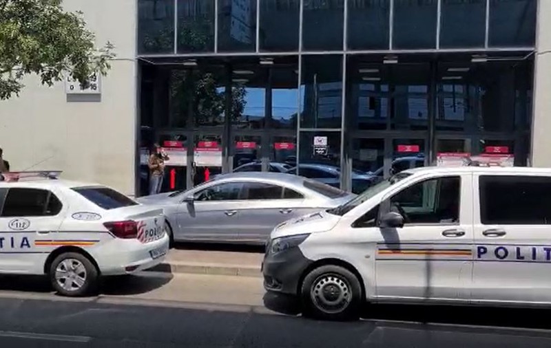 Razie de proporții la un centru comercial din București cu produse contrafăcute