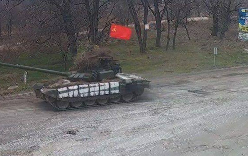 VIDEO | Steagul Uniunii Sovietice, cu secera și ciocanul, pe un tanc rusesc aflat în marș spre Kiev