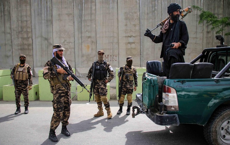 Talibanii au eliberat doi deținuți americani, închiși în Afganistan. Washingtonul a salutat „gestul de bunăvoință”