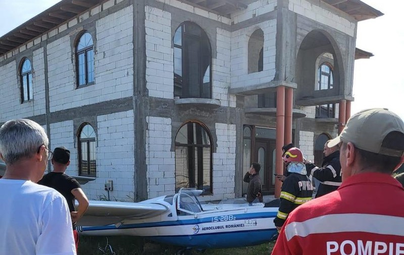Un planor s-a prăbușit într-o curte din Craiova. Era pilotat de o fată de 17 ani aflată la primul zbor