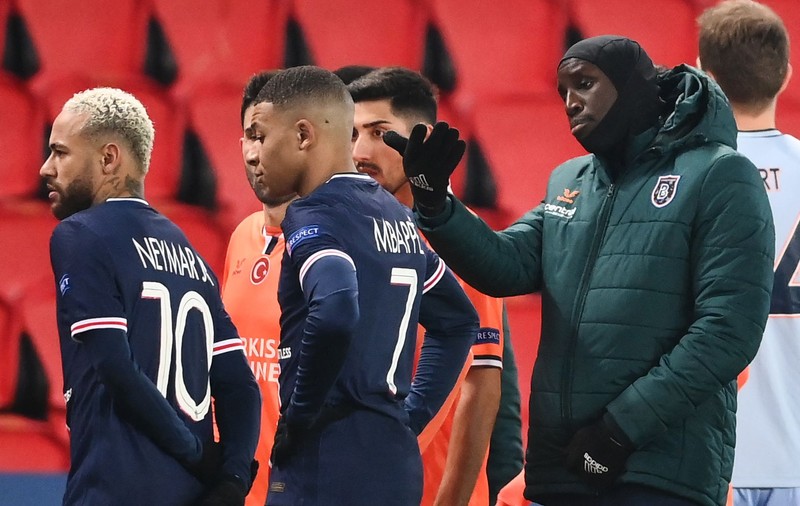 Unul dintre fotbaliștii implicați în scandalul de rasism de la Paris l-a sunat pe Sebastian Colțescu. Ce au vorbit Demba Ba și arbitrul român