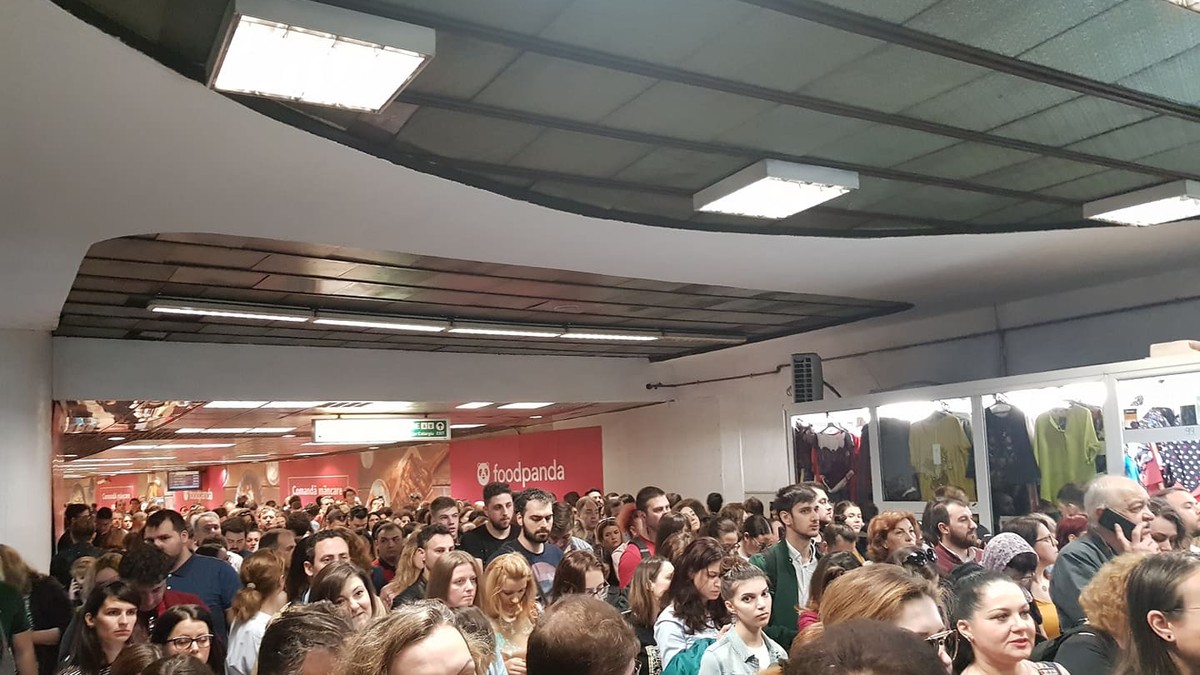 Imagini neobișnuite în Piața Victoriei, blocată de călători luni dimineața. Aglomerație pe sute de metri pătrați