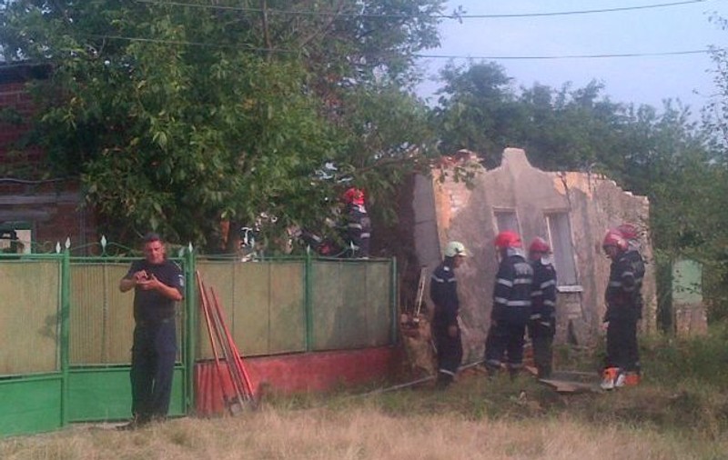 Casă prăbușită în Satu Mare. Două femei, mamă și fiică, au fost prinse sub dărâmături. Bătrâna nu a supraviețuit