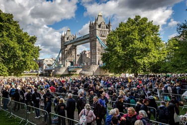 Londra, Marea Britanie. Oamenii stau la coadă lângă Tower Bridge pentru a aduce un omagiu regretatei regine Elisabeta a II-a. Foto: Profimedia