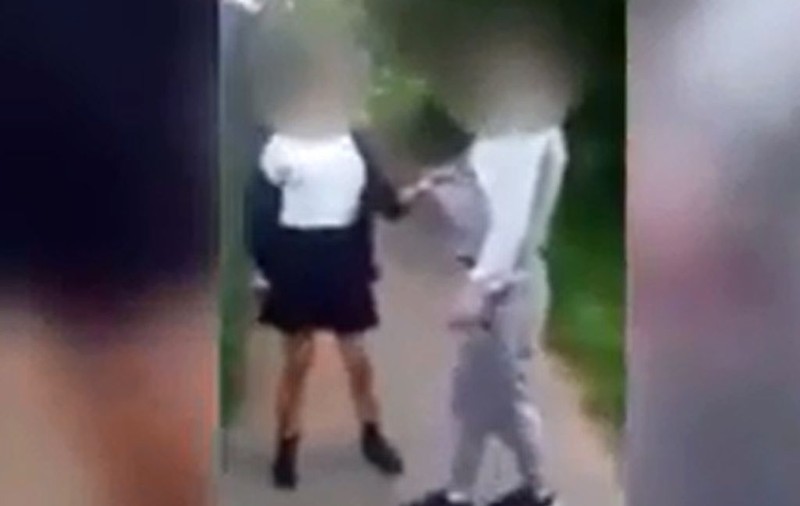 Pedeapsa incredibilă primită de o fată de 14 ani, filmată în timp ce bătea un băiat | VIDEO