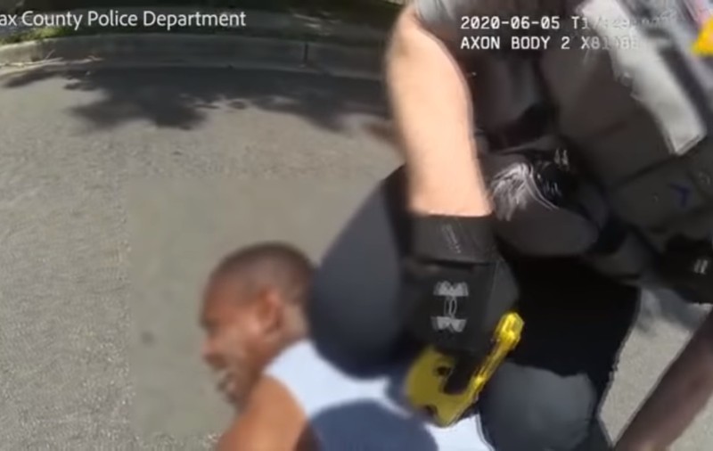 Poliția din SUA, implicată într-un nou incident cu un bărbat de culoare. Un polițist a aplicat electroșocuri și a imobilizat cu genunchiul un bărbat