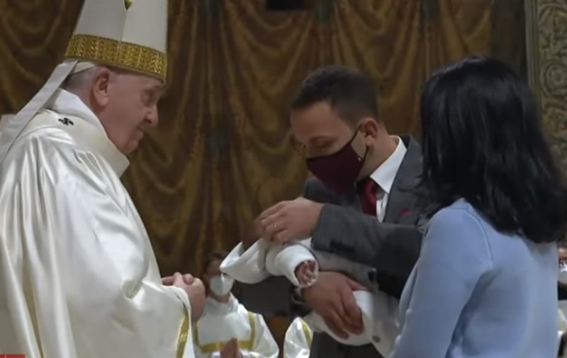 Papa Francisc a botezat 16 copii în Capela Sixtină