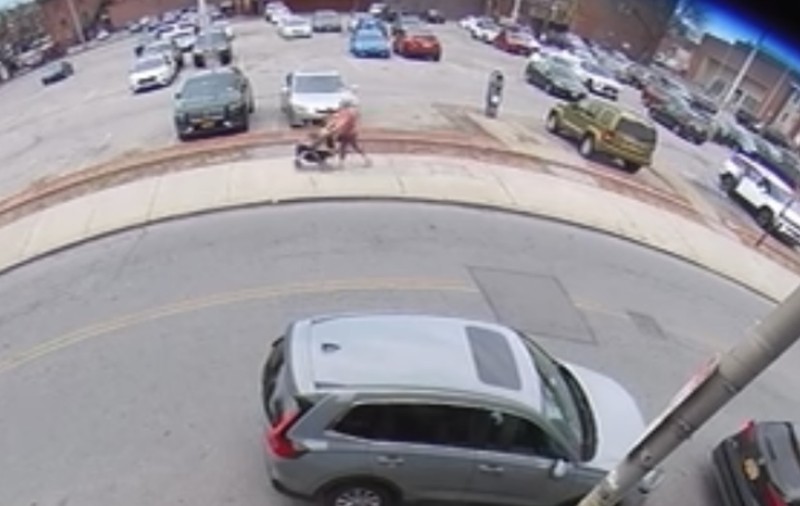 Momentul în care o bunică și nepoții ei evită la limită o explozie de canal pe o stradă din New York I VIDEO   