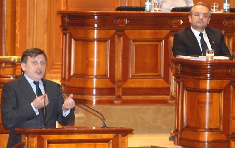 Crin Antonescu: "Emil Boc e caraghios, seamănă cu 'Ali Comicul' "