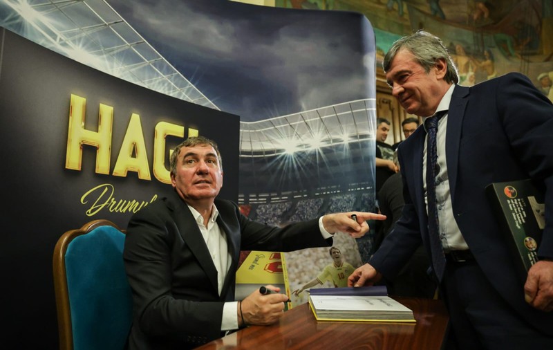 Gheorghe Hagi și-a lansat autobiografia, „Hagi - Drumul meu”. Legendele fotbalului românesc au stat la coadă pentru a obține un exemplar cu autograf