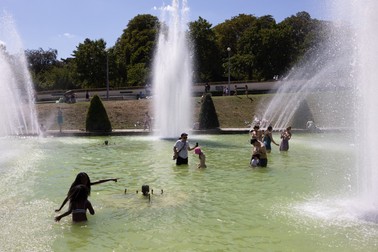 Oamenii se răcoresc la Fântâna Trocadero, din Paris. Foto: Profimedia