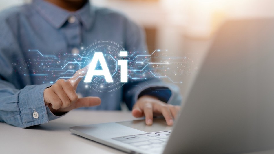 Un bărbat la laptop foloseste inteligenta artificiala la laptop, poartă o cămașă albastră și stă la un birou alb. În stânga imagini este și o grafică au AI