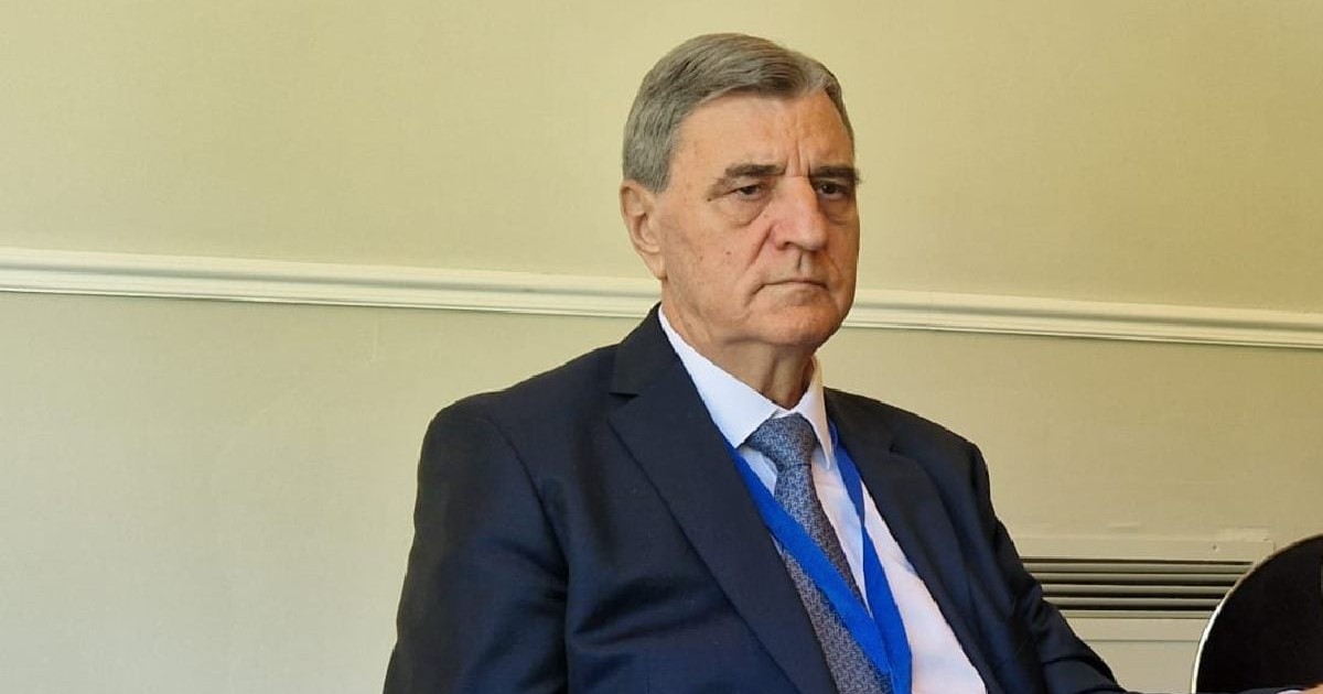 Un barbat in costum sta pe scaun si explica. Acad. prof.dr. Ioanel Sinescu, medic urolog