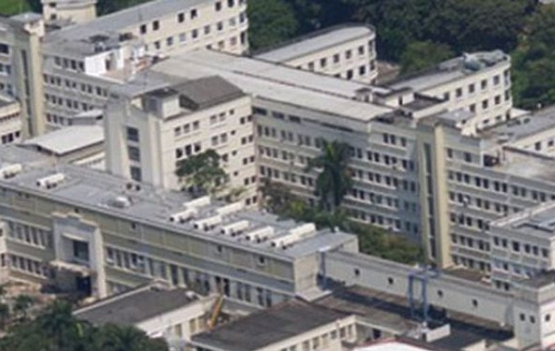 O asistentă medicală a căzut de la etajul șase peste un doctor. Ea a supraviețuit