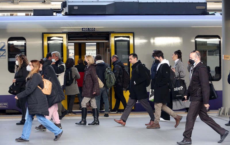 Trenurile grecești circulă din nou între Atena și Salonic la cinci săptămâni de la tragedia feroviară în care 57 de oameni au murit