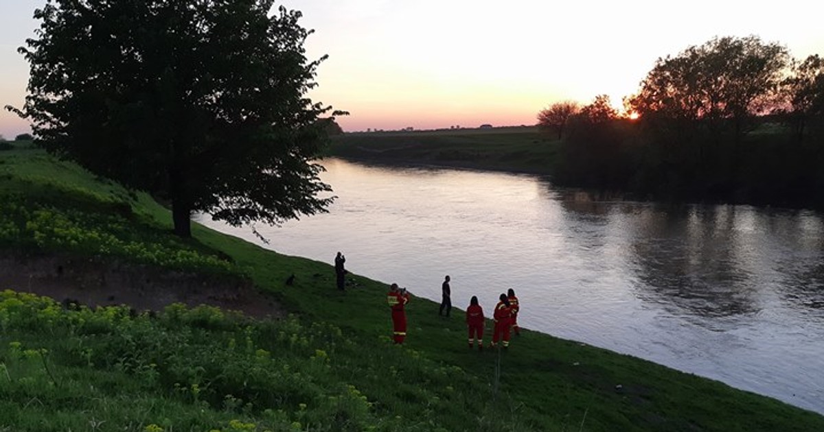 Un tânăr de 28 de ani a dispărut în râul Timiș. Bărbatul este căutat de pompieri în apele râului