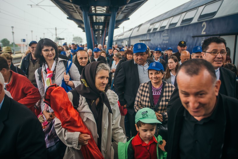 Pelerini sosesc în gara din Blaj în dimineața întâlnirii dintre enoriașii catolici și Sanctitatea Sa Papa Francisc pe Câmpia Libertății.