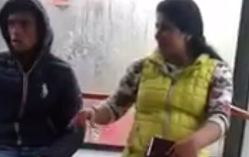 Bătaie în tramvaiul 41. Doi tineri au fost agresaţi pentru că ascultau manele