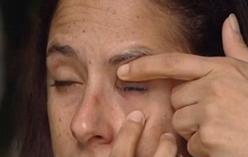 A încurcat picăturile de ochi cu superglue. Greşeala pe care această femeie o va regreta toată viaţa