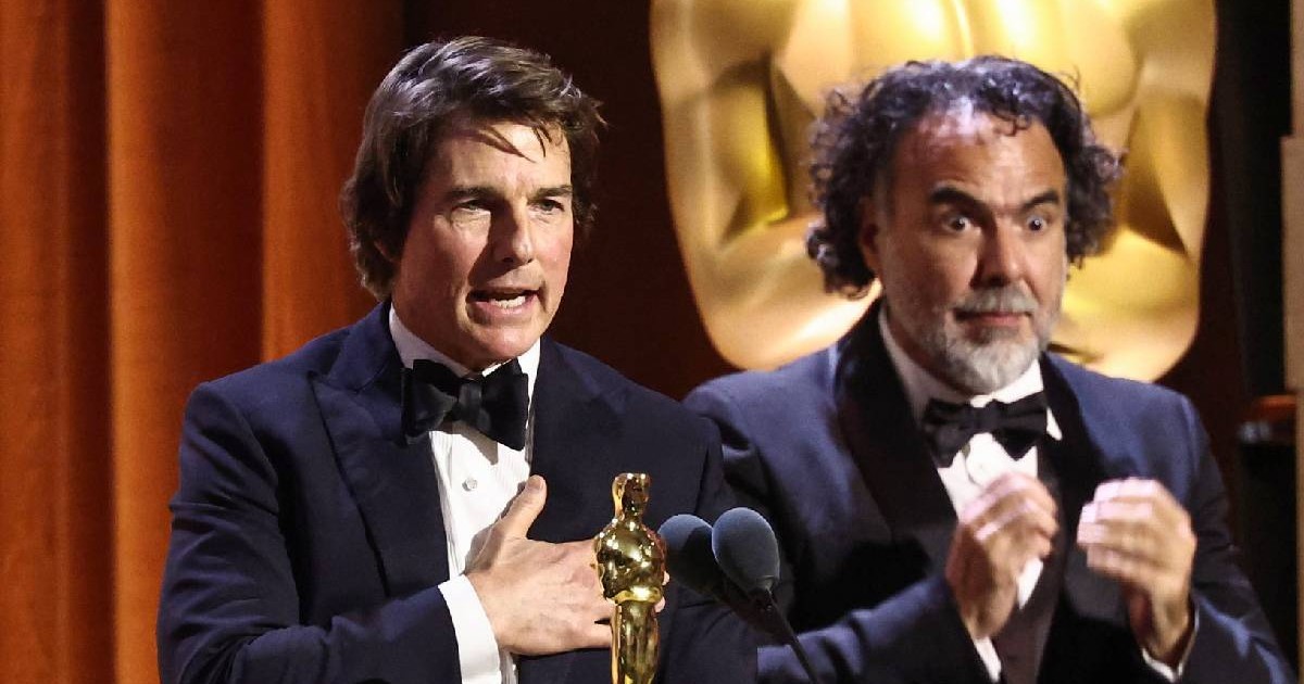 Tom Cruise (stânga) și regizorul Alejandro González Iñárritu (dreapta) care i-a oferit Oscar-ul