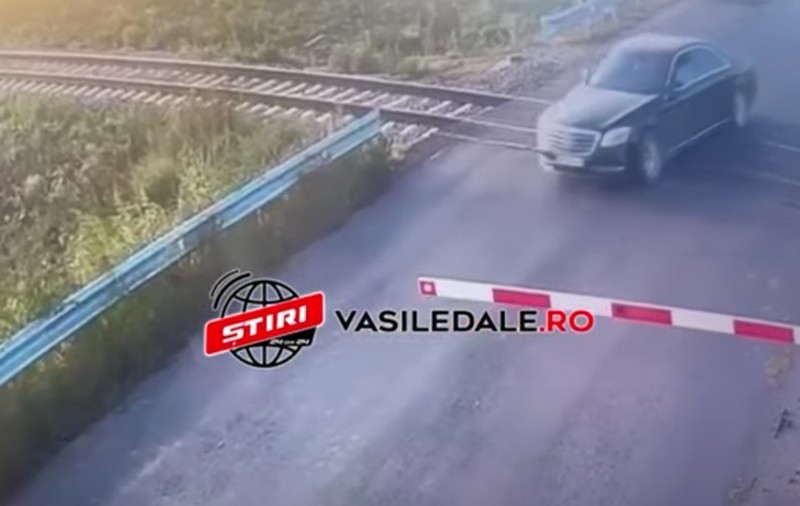 Mașina unui lider PSD, filmată în timp ce trece printre barierele CFR coborâte. „Nu eram eu la volan” - VIDEO