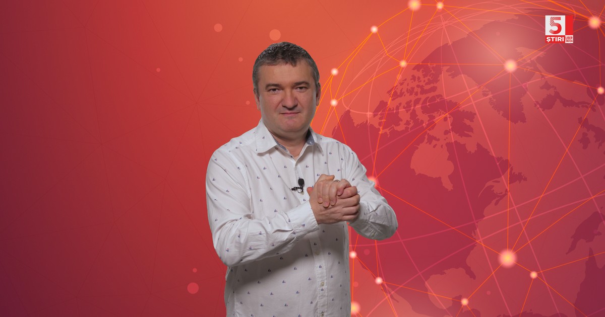 Dorin Chioțea, redactor-șef Libertatea.ro, îmbrăcat cu o cămașă albă, pe un fundal roșu.