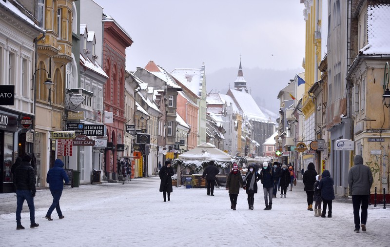 Primăria Brașov impune reguli pentru terasele din centrul istoric. „Au cucerit mult din spațiul pietonilor”