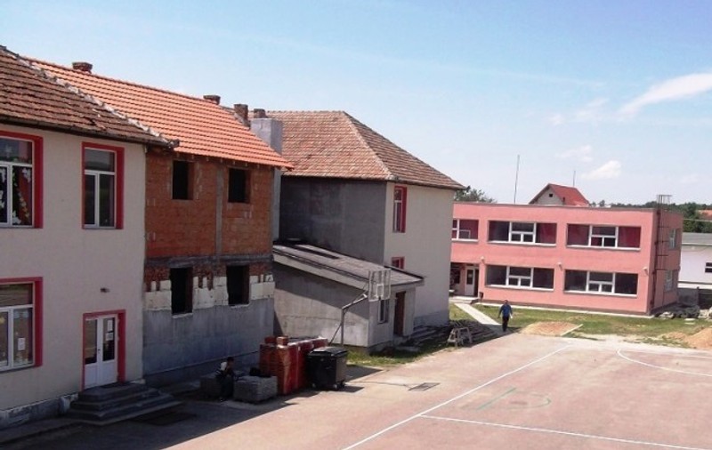 Liceul din Arad unde construirea toaletelor a durat 12 ani. 500 de elevi din Beliu renunță din toamnă la wc-urile din curte