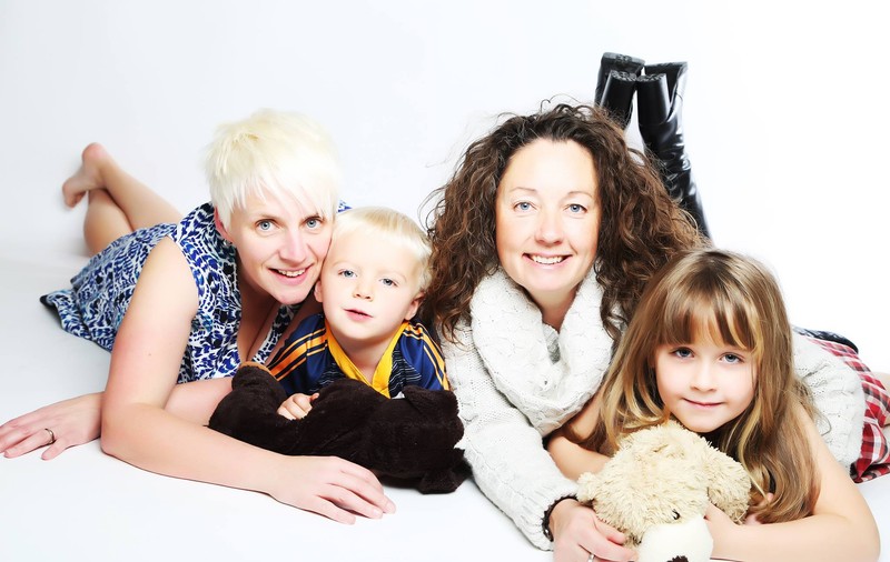 Sărbători de coșmar pentru copiii unui cuplu de lesbiene din Marea Britanie. Mama lor a murit într-un accident