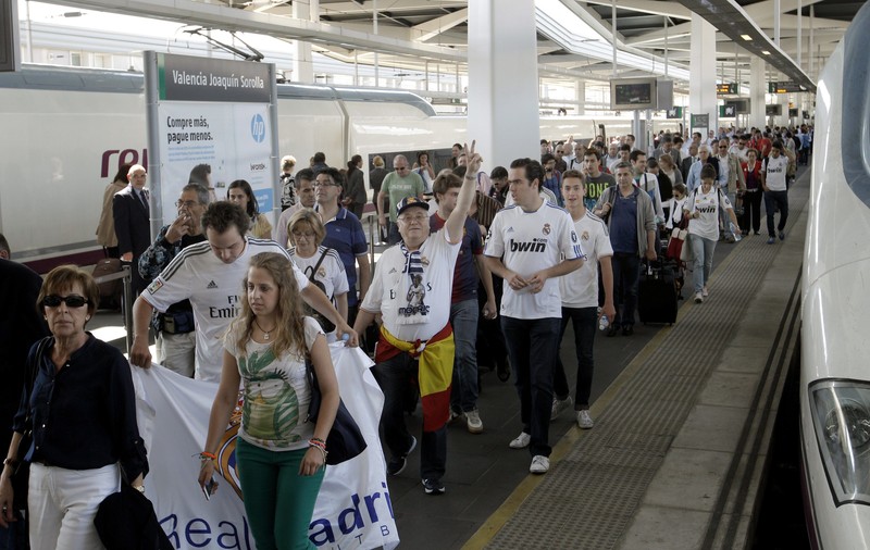 Violențe în Spania! Fanii rivalelor Real Madrid și Barcelona s-au bătut la aeroport / VIDEO