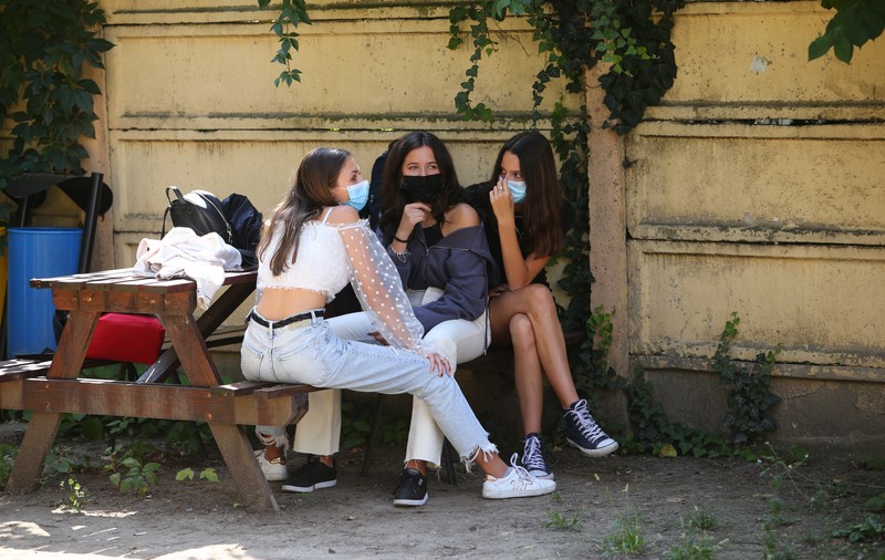Părul vopsit, unghiile false, papucii de plajă, interzise de regulamentele școlare. „De ce este important pentru un profesor ca toți să fie cu bentiță?”