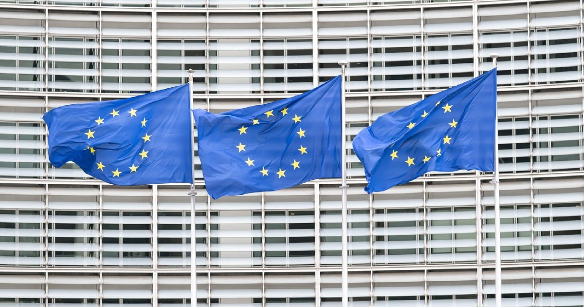 Trei steaguri ale Uniunii Europene sunt arborate la Bruxelles, simbolizând unitatea europeană și prezența instituțională… Bruxelles, Belgia, 29 martie 2026.