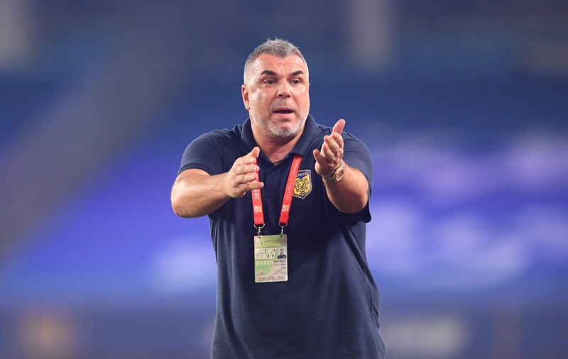 Cosmin Olăroiu, încă o victorie în China. Dan Petrescu, învins