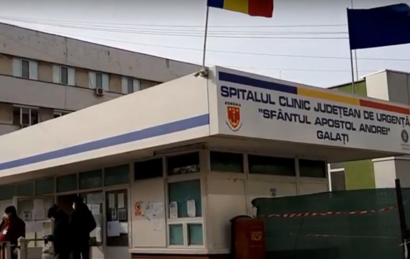Situație critică la Galați. Zeci de pacienți cu COVID-19 așteaptă cu zilele, într-o zonă tampon a Spitalului Județean, să fie transferați la unități medicale suport