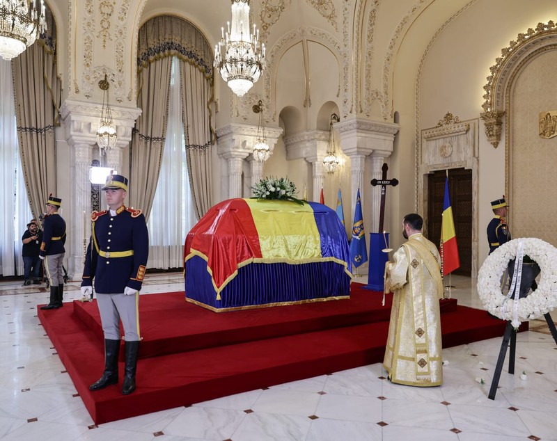 Funeralii de stat pentru Ion Iliescu. Ultimele omagii aduse în fața sicriului fostului președinte, în Sala Unirii, la Palatul Cotroceni