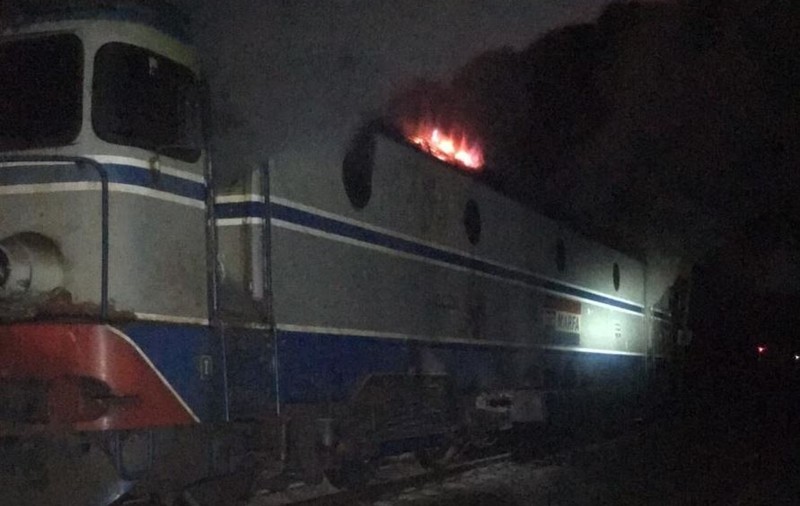 Locomotiva unui tren de marfă a luat foc, noaptea trecută, lângă stația CFR Blaj (VIDEO)
